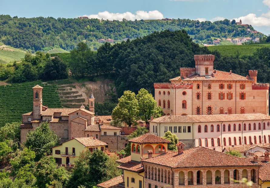 Veduta di un borgo piemontese — promozione turistica digitale con Indizia